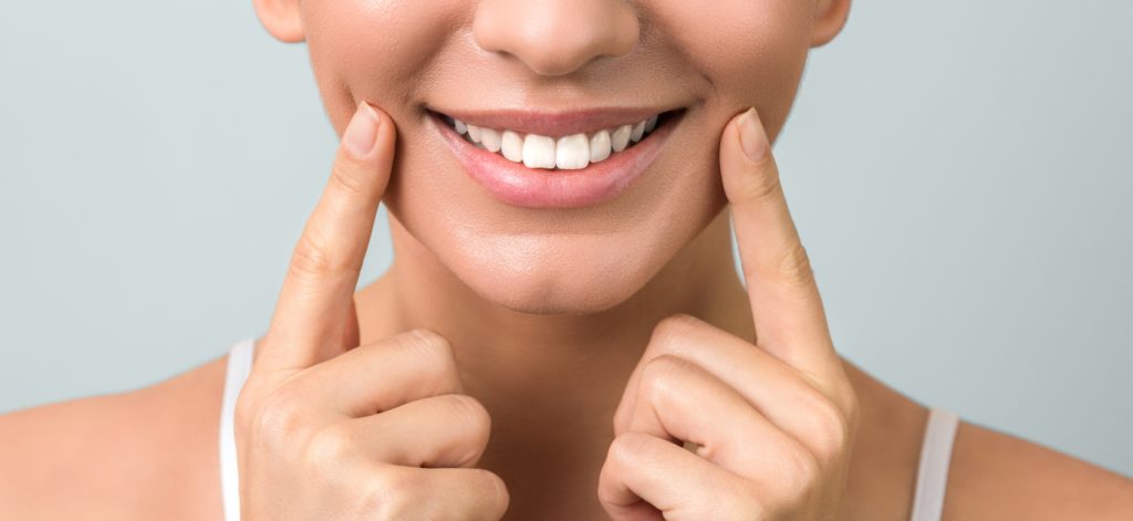 Donna che sorride con bocca e denti sani - Più Medical