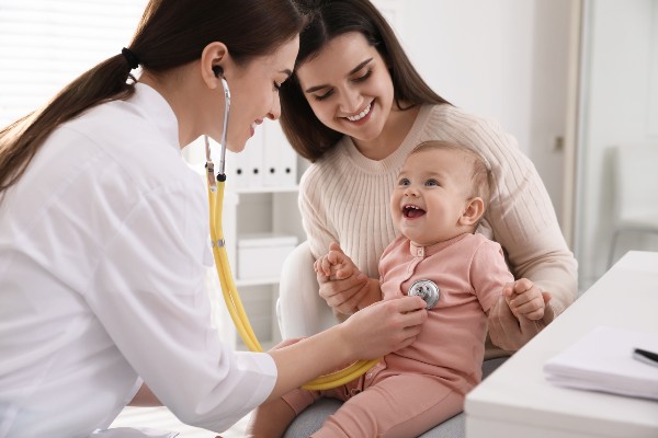 Visita pediatrica - Concept per le soluzioni più efficaci ai tipici disturbi di bambini e lattanti - Più Medical