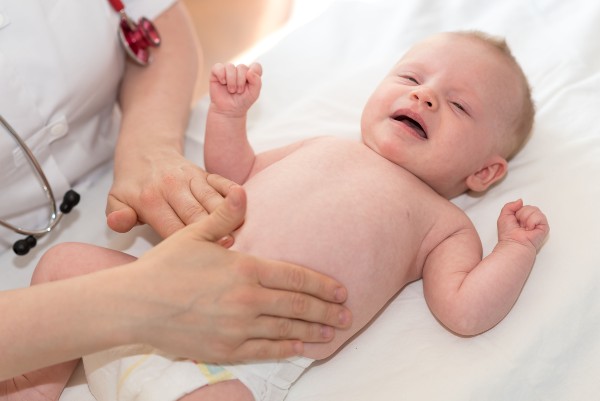 Neonato dal pediatra - concept per rimedi alla stitichezza dei bambini e neonati