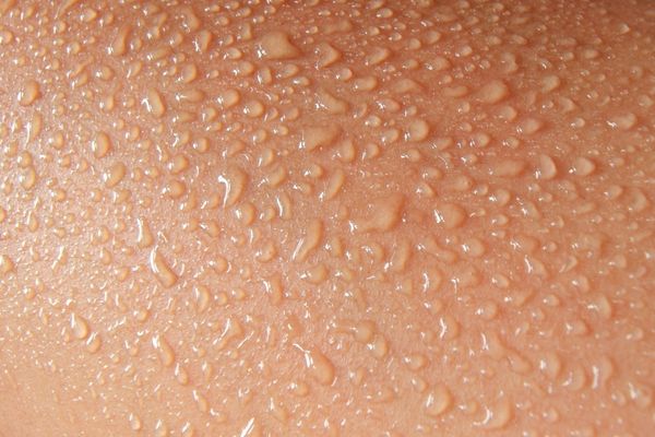 I deodoranti migliori per ascelle - close up pelle bagnata di sudore - Più Medical