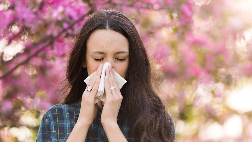 Allergie primaverili - ragazza si soffia il naso - Più Medical