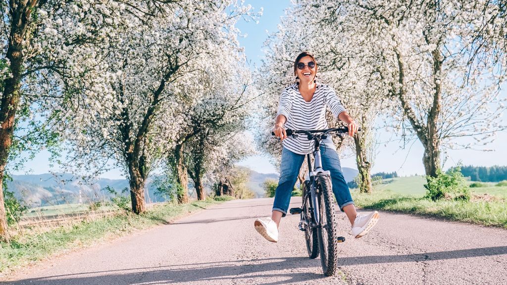 Cambio di stagione - ragazza in bicicletta - Più Medical