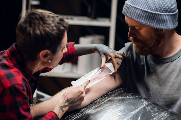 Cura del tatuaggio: applicazione pellicola protettiva - Più Medical