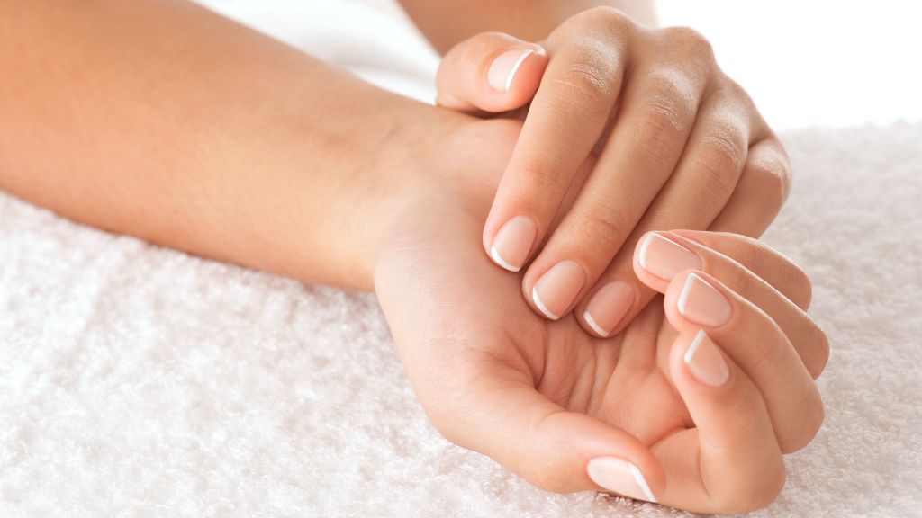 Mani e unghie curate - Più Medical