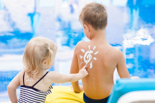 Protezione solare: bambini mettono la crema in piscina - Più Medical