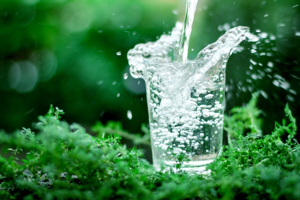 Sali minerali: bicchiere colmo di acqua - Più Medical