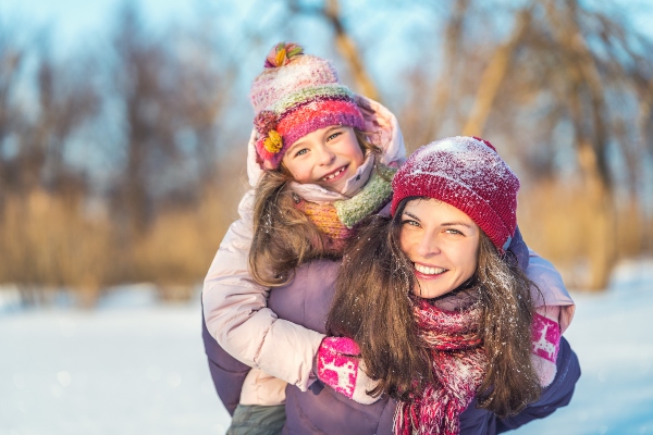 Madre e figlia sulla neve