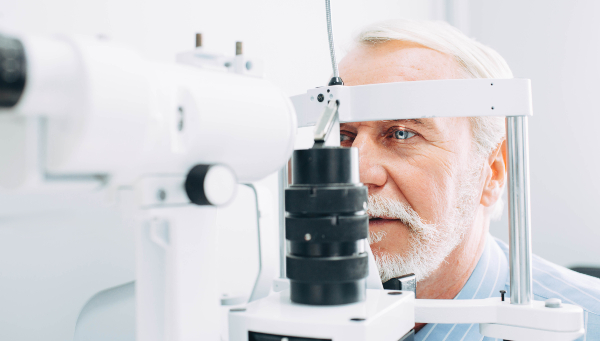 Concept per cura degli occhi: uomo durante una visita oculistica