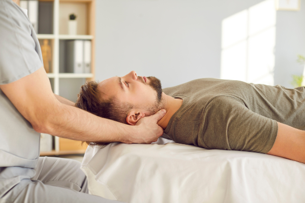Concept per dolore cervicale: uomo durante una seduta di fisioterapia