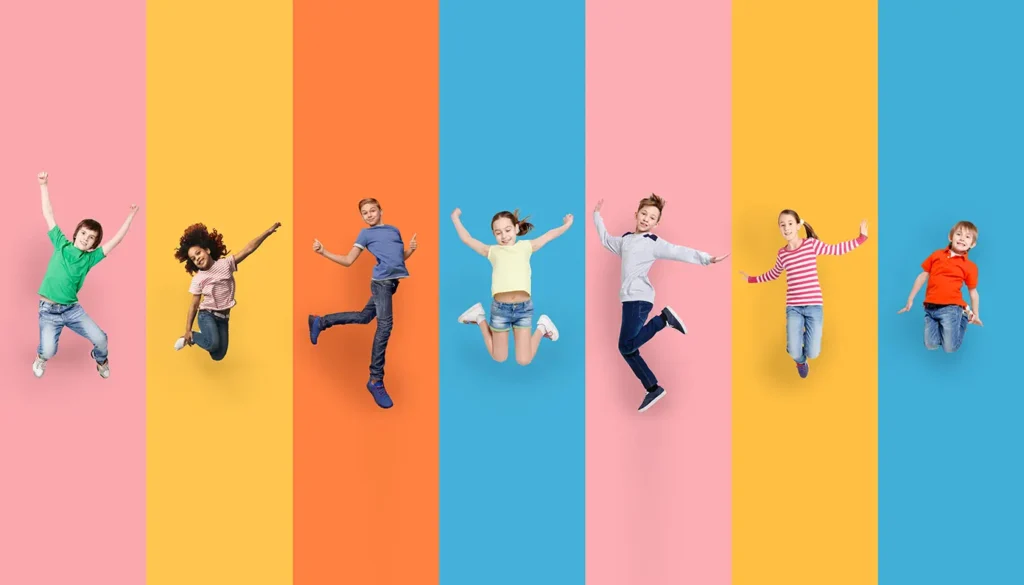 Concept per vitamine per bambini: bambini che saltano felici