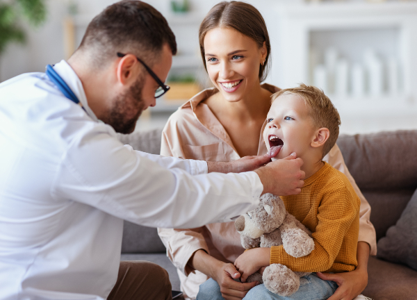 Concept per acetone nei bambini: bambino durante una visita pediatrica