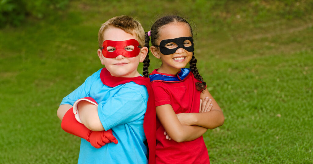 Concept per difese immunitarie bambini: due bambini vestiti da super eroi
