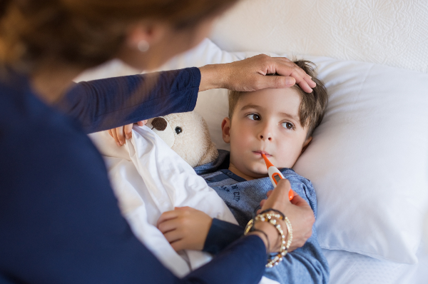 Concept per difese immunitarie bambini: mamma prova la febbre al figlio