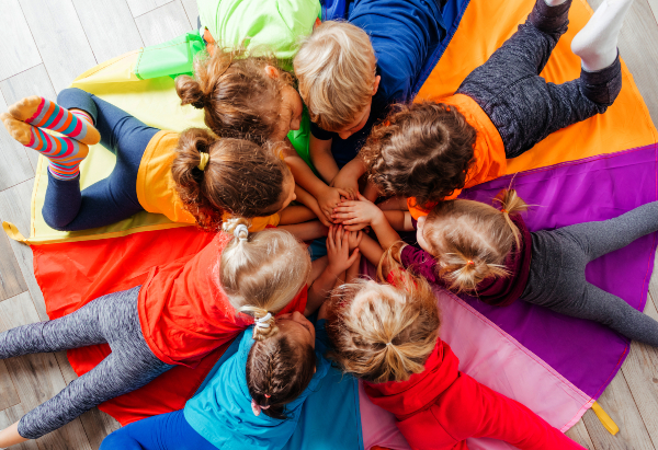 Concept per difese immunitarie bambini: gruppo di bambini in cerchio ripresi dall'alto