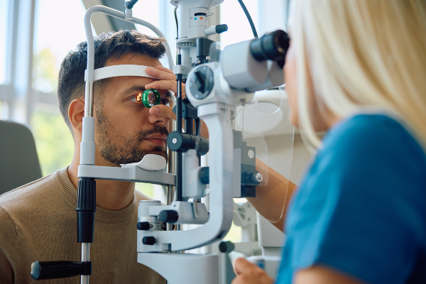Concept per occhi stanchi: uomo durante una visita oculistica